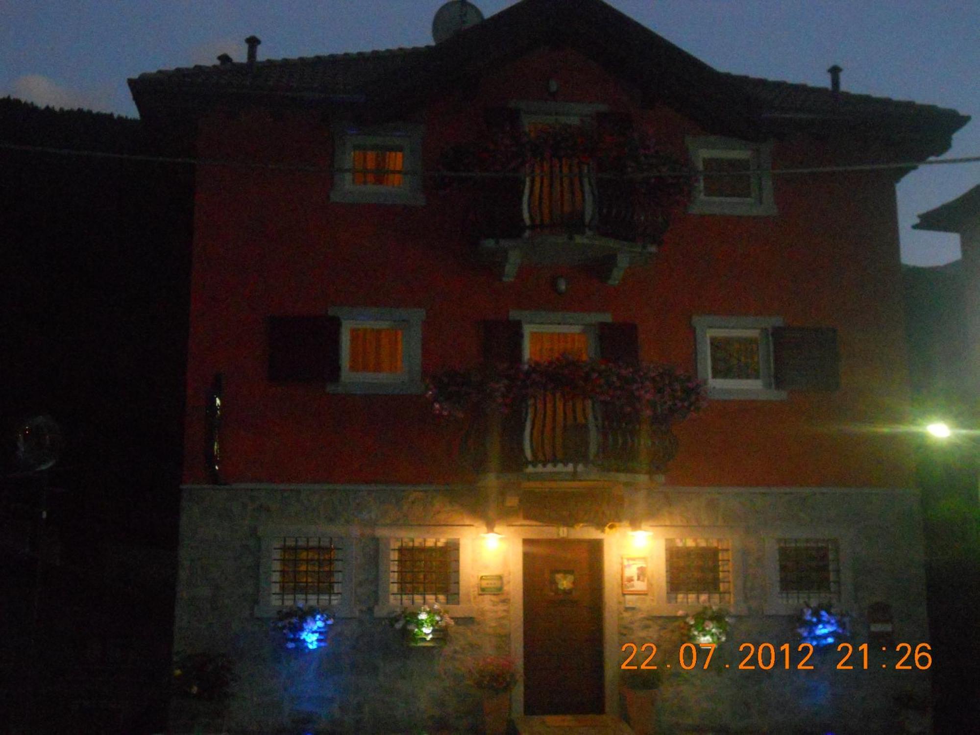 Garni La Genziana Bed & Breakfast Temu Bagian luar foto